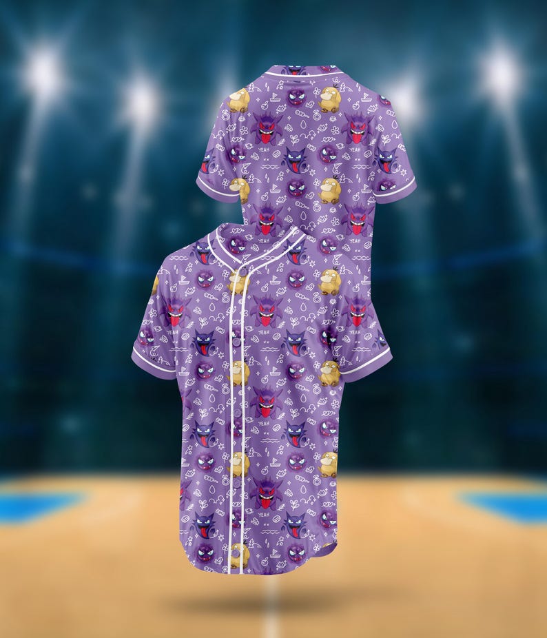 以下が含まれることがあります： 白襟とボタン留めの紫色の野球ジャージ。ジャージには、紫、黄、白の漫画のキャラクターの繰り返し模様があります。袖と襟には白いトリムが付いています。