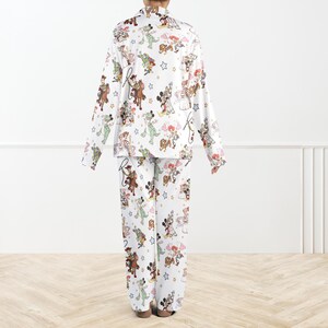 Puede incluir: Conjunto de pijama blanco con estampado de personajes de dibujos animados de colores. La parte superior de manga larga y los pantalones est&aacute;n cubiertos de im&aacute;genes de varios personajes, estrellas y otros dise&ntilde;os. El conjunto de pijama est&aacute; hecho de un material suave y c&oacute;modo.