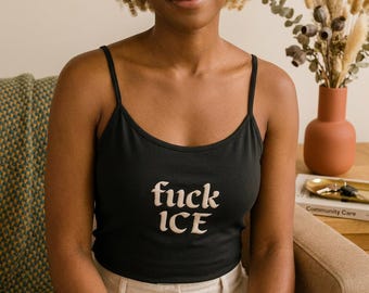 Canotta ricamata Abolish ICE: maglietta di protesta femminista