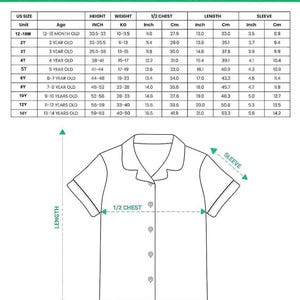 Puede incluir: Diagrama de una camisa de pijama de sat&eacute;n de manga corta con medidas en pulgadas y cent&iacute;metros. La tabla detalla tallas de 12-18 meses a 13-14 a&ntilde;os, incluyendo altura, peso y medidas de pecho. El texto dice "ALL-OVER PRINT KID AND YOUTH SATIN SHORT-SLEEVE PAJAMAS SHIRT."