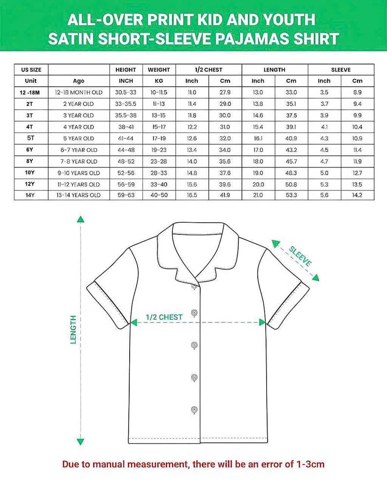 Puede incluir: Diagrama de una camisa de pijama de sat&eacute;n de manga corta con medidas en pulgadas y cent&iacute;metros. La tabla detalla tallas de 12-18 meses a 13-14 a&ntilde;os, incluyendo altura, peso y medidas de pecho. El texto dice "ALL-OVER PRINT KID AND YOUTH SATIN SHORT-SLEEVE PAJAMAS SHIRT."