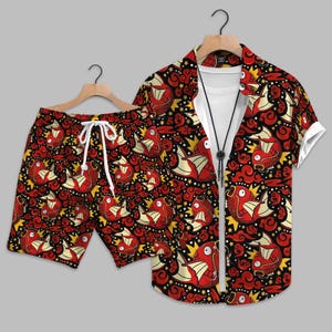 Peut inclure: Ensemble chemise et short hawaïens assortis, rouges et noirs. L'ensemble présente un motif répété de poissons rouges de dessin animé avec des accents jaunes sur fond noir. La chemise a des manches courtes et un t-shirt blanc. Le short a un cordon de serrage blanc.