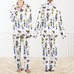 Puede incluir: Conjunto de pijama blanco con un estampado repetido de personajes de dibujos animados tocando la guitarra, sosteniendo maletines y perros. La parte superior de manga larga tiene cuello y cierre de botones. El pantalón de pijama tiene cintura elástica.