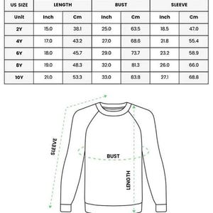 Peut inclure: Un pyjama &agrave; manches longues blanc avec un tableau des tailles. Le tableau fournit des mesures en pouces et en centim&egrave;tres pour la longueur, le tour de poitrine et la manche pour les tailles 2Y &agrave; 10Y. Le texte "KID PAJAMAS SHIRT" est en haut.