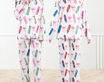 Pijama de satén sedoso con estampado de bebida energética de verano para mujer, con un bonito frasco de perfume y estampado de lazo rosa.