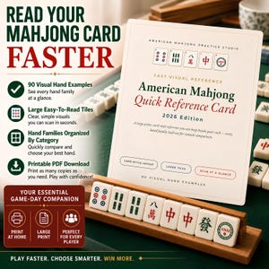 Könnte beinhalten: Eine 2026 American Mahjong Quick Reference Card mit cremefarbenem Hintergrund, dunkelgrünem und rotem Text sowie Kachelillustrationen. Sie steht hinter einem Holzständer mit sieben weißen Mahjong-Steinen mit roten, grünen und schwarzen Symbolen.