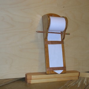 Peut inclure: Ensemble de trois bols en céramique gigognes de tailles graduelles. Les bols sont recouverts d'une glaçure vert terre mat. Le plus grand bol mesure environ 20 cm de diamètre, le moyen 15 cm et le plus petit 10 cm.