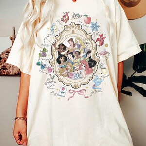 Disney Princess Sketch Frame T-shirt, Vintage Ariel Elsa Vaiana Mulan Grafisk T-shirt, Magiska Karaktärer Estetisk T-shirt, Disney Fan Gåva bild 5