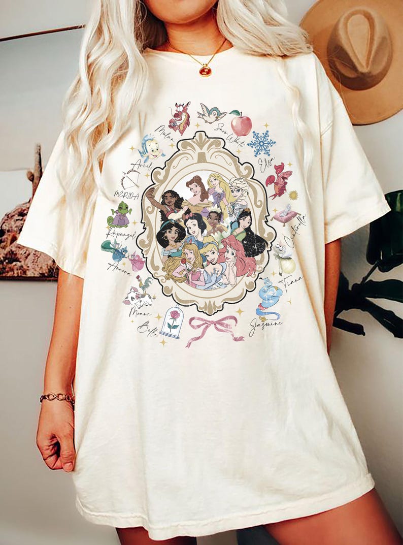 Disney Princess Sketch Frame T-shirt, Vintage Ariel Elsa Vaiana Mulan Grafisk T-shirt, Magiska Karaktärer Estetisk T-shirt, Disney Fan Gåva bild 5