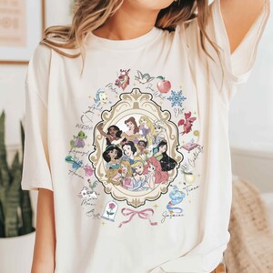 Disney Princess Sketch Frame T-shirt, Vintage Ariel Elsa Vaiana Mulan Grafisk T-shirt, Magiska Karaktärer Estetisk T-shirt, Disney Fan Gåva bild 4