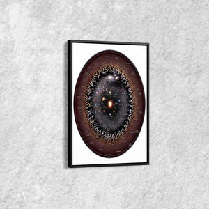 Puede incluir: Una impresión enmarcada del universo observable, que presenta una ilustración detallada de galaxias y estrellas dentro de una forma ovalada marrón oscuro. La impresión está sobre un fondo blanco y enmarcada en negro.