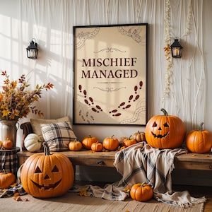 Peut inclure: Une décoration d'Halloween avec des citrouilles sculptées, un banc en bois et une affiche encadrée avec l'inscription "MISCHIEF MANAGED". La scène comprend du feuillage d'automne, des coussins décoratifs et une couverture douillette.