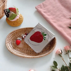 Étui de téléphone miroir fraise avec chaîne pour Samsung Galaxy Z Flip 6 5 4 3 Coque mignon avec sangle Z Flip5 Flip6