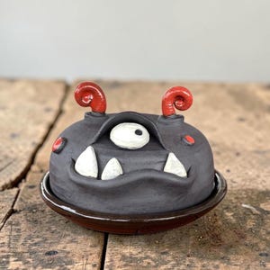 Handgefertigte Monster- Butterdose aus Keramik
