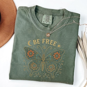 Be Free Boho Schmetterling Grafik T-Shirt, Vintage Floral Ästhetisches Shirt, Inspirational Boho Geschenk, Hippie Tee