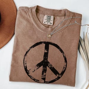 Retro Peace Boho T-Shirt, Hippie Peace Sign Tee, Boho Vintage Clothing, Groovy Apparel Comfort Colors Graphic Tee, Boho Gift