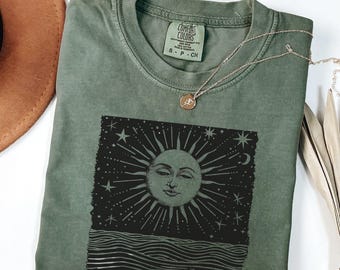 ヴィンテージ風の天体モチーフのボヘミアンTシャツ、天体グラフィックTシャツ、ボヘミアンコンフォートカラー、ボヘミアンシャツコンフォートカラー、ミニマリストボヘミアンシャツギフト