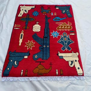 Mini tappeto afgano / Tappetino afgano fatto a mano / Tappeto con disegno di guerra con armi tribali / Tappeto da guerra con disegno di bomba da 9 mm, AK47, F16 / Tappeto da 2,8x2,0 piedi