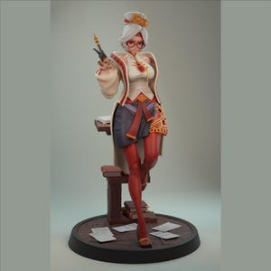 Puede incluir: Figura detallada de una mujer con un atuendo estilizado, con una chaqueta color crema con detalles rojos y dorados. Lleva gafas y sostiene un bolígrafo. La figura se encuentra sobre una base redonda con papeles y una pequeña mesa con libros.