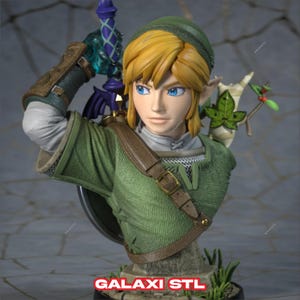 Op de afbeelding: Een groene en bruine buste van Link uit de Legend of Zelda-videogameserie. Hij draagt een groene tuniek, een bruine leren harnas en een groene pet. Hij houdt een zwaard in zijn rechterhand en een schild in zijn linkerhand. De buste staat tegen een grijze achtergrond.