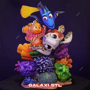 Op de afbeelding: Een kleurrijk beeldje set met Dory de blauwe tang, Nemo de clownvis en een schildpad, allemaal op een koraalrif. Het beeldje is gemaakt van geverfd hars en is een geweldige aanvulling op de collectie van elke fan.