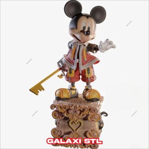 Könnte beinhalten: Eine rote und gelbe Mickey Mouse Figur, die einen goldenen Schlüssel hält. Die Figur steht auf einem dekorativen Sockel mit einem Herzdesign. Der Sockel ist aus braunem Material mit goldenen Akzenten. Die Figur trägt eine rote und gelbe Jacke und Hose. Die Figur ist ein beliebter Charakter von Disney.