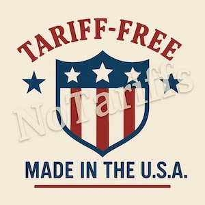 Könnte beinhalten: Ein patriotisches Design mit einem Schild mit roten und weißen Streifen, einem blauen Oberteil mit weißen Sternen und dem Text "TARIFF-FREE MADE IN THE U.S.A." in Rot und Blau. Das Design ist vor einem cremefarbenen Hintergrund.