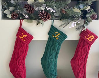Gepersonaliseerde gebreide kerstsok, kous voor huisdieren, familiesokken met monogram, kabelgebreide vakantiesok, traditioneel feestelijk