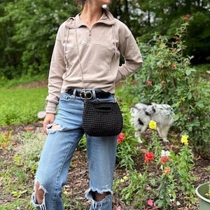 El bolso básico: clutch de crochet con correa de cadena extraíble
