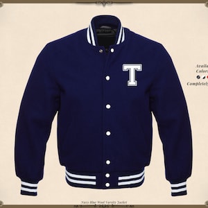 Può includere: Giacca college blu navy con dettagli bianchi su colletto, polsini e orlo. Presenta una lettera "T" bianca sul petto. La giacca ha una chiusura con bottoni ed è disponibile in vari colori e taglie. Completamente personalizzabile.
