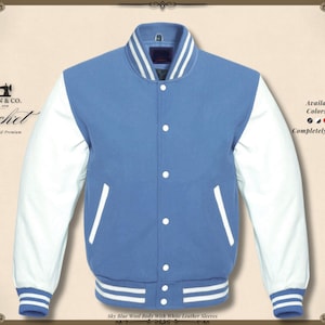 Könnte beinhalten: Himmelblaue Wolljacke mit weißen Lederärmeln. Die Jacke hat eine Knopfleiste, zwei Vordertaschen und einen gerippten Kragen, Bündchen und Saum mit weißen Streifen. Der Text "KHAN & CO." und "Jacket" sind sichtbar.