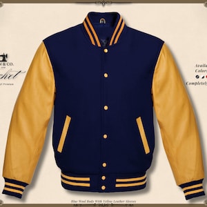 Puede incluir: Chaqueta universitaria azul marino y amarilla con cuerpo de lana y mangas de cuero. La chaqueta tiene cierre de botones, puños a rayas y bolsillos. El texto "KHAN & CO." y "Jacket" son visibles. Disponible en todos los colores y tallas.