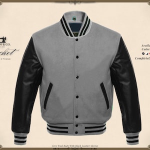 Può includere: Giacca grigia con corpo in lana e maniche in pelle nera. La giacca ha una chiusura con bottoni, due tasche anteriori e polsini e cintura a righe. Il colletto è a righe verdi e nere. Il testo "KHAN & CO. Jacket" è a sinistra. Il testo "Available in All Colors & Sizes" è a destra.