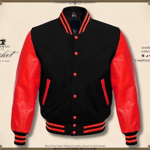 Könnte beinhalten: Schwarze Wolljacke mit roten Lederärmeln und roten Details. Die Jacke hat eine Knopfleiste, zwei Taschen und einen gestreiften Kragen, Bündchen und Saum. Der Text "KHAN & CO." und "Jacket" sind sichtbar. Erhältlich in allen Farben und Größen, vollständig anpassbar.