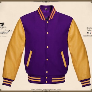 Può includere: Una giacca viola con corpo in lana e maniche in pelle dorata. La giacca ha una chiusura con bottoni, due tasche anteriori e polsini e colletto a righe. Il testo sulla giacca dice "KHAN & CO. Jacket Handmade & Premium".