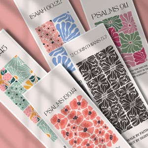 Könnte beinhalten: Eine Sammlung von Lesezeichen mit floralen Motiven und verschiedenen Designs sowie Bibelversen. Die Lesezeichen zeigen farbenfrohe Illustrationen von Blumen in Rosa, Blau, Grün und Schwarz. Verse sind unter anderem Jesaja 60,22, Psalm 91,1, 2. Korinther 5,7 und Psalm 139,14.