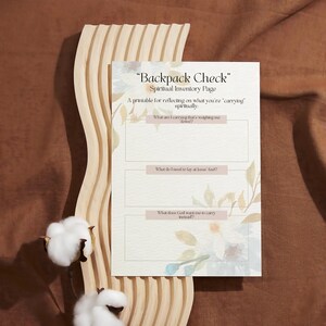 K&ouml;nnte beinhalten: Ein druckbares Arbeitsblatt mit dem Titel "Backpack Check" und dem Untertitel "Spiritual Inventory Page". Das Arbeitsblatt hat drei Abschnitte mit Impulsen zur Reflexion: "Was trage ich, das mich belastet?", "Was muss ich zu Jesu F&uuml;&szlig;en ablegen?", und "Was m&ouml;chte Gott, dass ich stattdessen trage?"