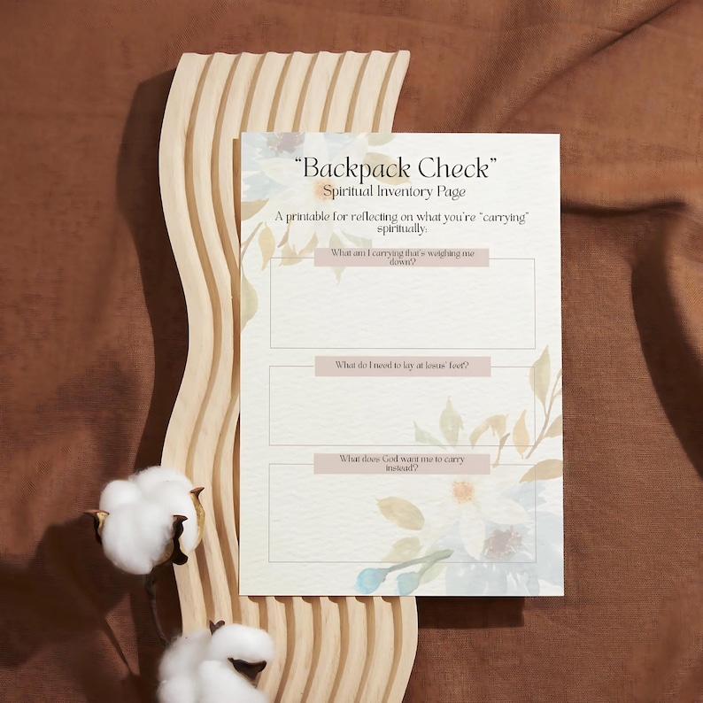 K&ouml;nnte beinhalten: Ein druckbares Arbeitsblatt mit dem Titel "Backpack Check" und dem Untertitel "Spiritual Inventory Page". Das Arbeitsblatt hat drei Abschnitte mit Impulsen zur Reflexion: "Was trage ich, das mich belastet?", "Was muss ich zu Jesu F&uuml;&szlig;en ablegen?", und "Was m&ouml;chte Gott, dass ich stattdessen trage?"