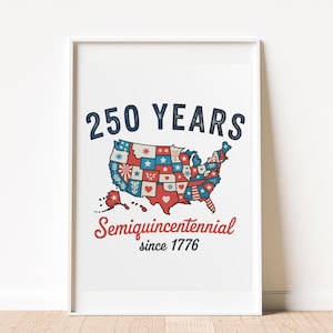 Puede incluir: Impresión enmarcada con borde blanco. La obra presenta un mapa de los Estados Unidos en rojo, blanco y azul, con el texto "250 YEARS" arriba y "Semiquincentennial since 1776" abajo.