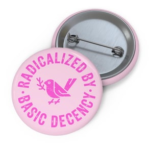 Radikalisiert von Basic Anstand Pin Button | Pinkes Politabzeichen
