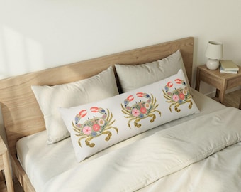 Almohada corporal estilo bohemio costero con diseño de cangrejo en acuarela y estampado floral verde y azul.