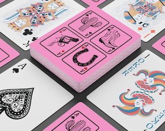 ウエスタントランプ | カウボーイブーツ、サボテン、リボルバー、馬蹄、エースが描かれたポーカーデッキ