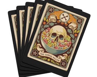 Puede incluir: Una pila de naipes con bordes negros. Cada carta presenta una calavera en un cuenco de cereales de colores. El diseño de la carta incluye una pancarta que dice "THE CEREAL KILLER" y estrellas decorativas.