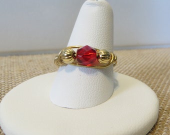 Red Facetted Crystal - Gold Fluted Beads Gold Wire Wrapped Ring, Taille 8 Anneau de fil d’or