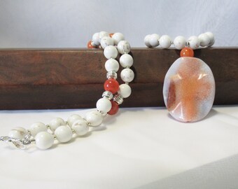 White Orange Crab Fire Agate Wavy Pendant & White Turquois and Fire Agate Necklace