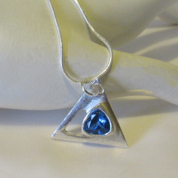 Pendentif triangle en argent fin .999 avec spinelle bleu et chaîne serpent en argent sterling .925