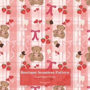 Può includere: Un motivo senza cuciture con orsacchiotti, fragole, fiocchi, calici di champagne e pezzi di cioccolato su uno sfondo a quadri rosa. Il testo "Boutique Seamless Pattern" e "Sweetheart Picnic" è visualizzato su uno striscione rosso.