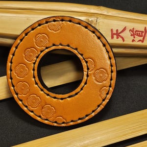 Tsuba tamaño 39, empuñadura grande (XL) con motivos florales para shinai kendo