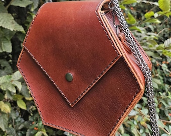 The Hexagon: handmade leather handbag, hexagonal shape, chain shoulder strap, snap closure, handmade.