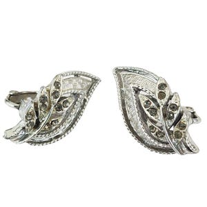 Pendientes de clip con forma de hoja de la marca Coro, con diamantes de imitación oscuros en tono plateado, joyería vintage poco común.